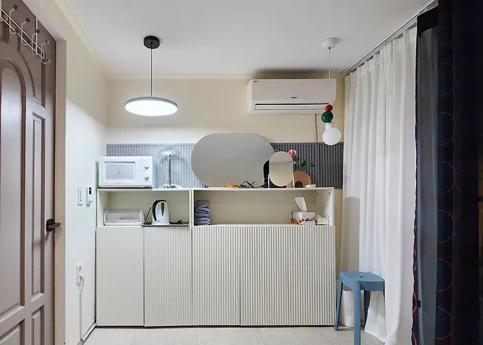 서교초후문 Seogyo Elementary School Hongdae Hongik Entrance Station 1 To 3 Minutes Away *